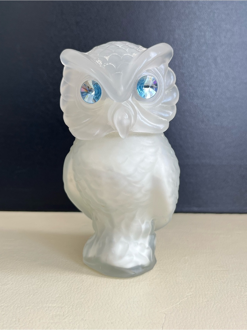 Vtg AVON White Owl Powder Bottle with Sparkle Eyes with powder